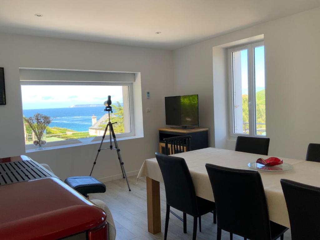 Televízia a/alebo spoločenská miestnosť v ubytovaní Magnifique villa face à la plage de Pors Peron