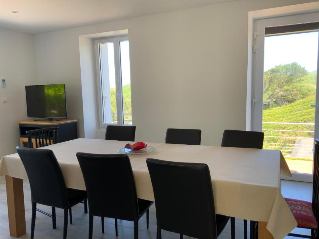 Televízia a/alebo spoločenská miestnosť v ubytovaní Magnifique villa face à la plage de Pors Peron