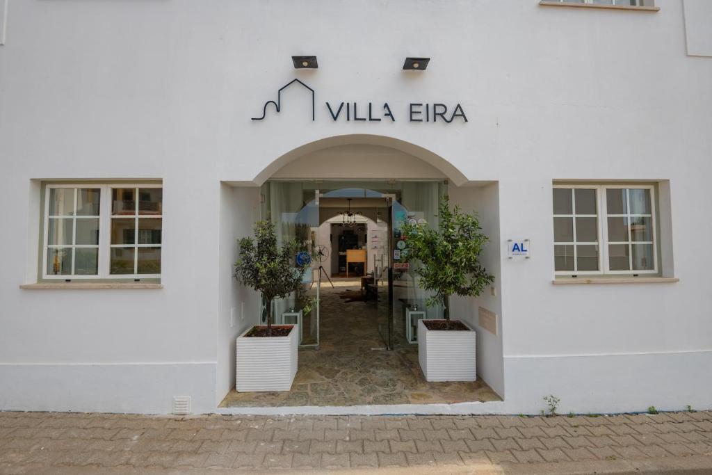 um edifício branco com uma placa que diz villa erara em Villa Eira em Vila Nova de Milfontes