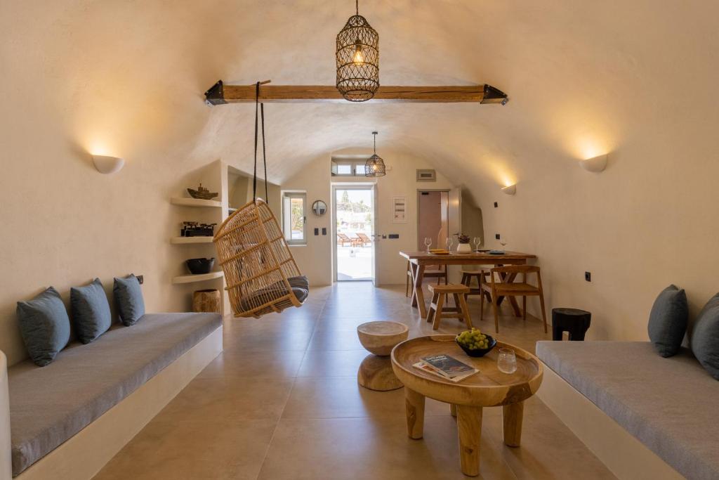 Część wypoczynkowa w obiekcie Sando Traditional Cave Villas with Jacuzzi and Sea view