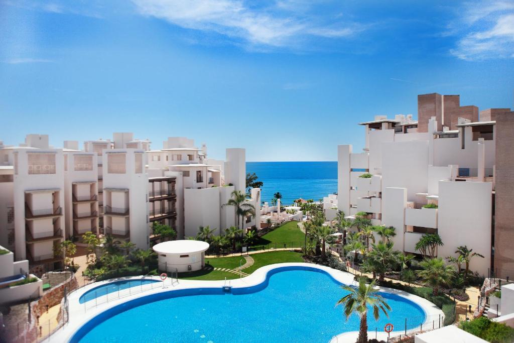 een luchtzicht op gebouwen en een zwembad bij Bahía Boutique Apartments in Estepona