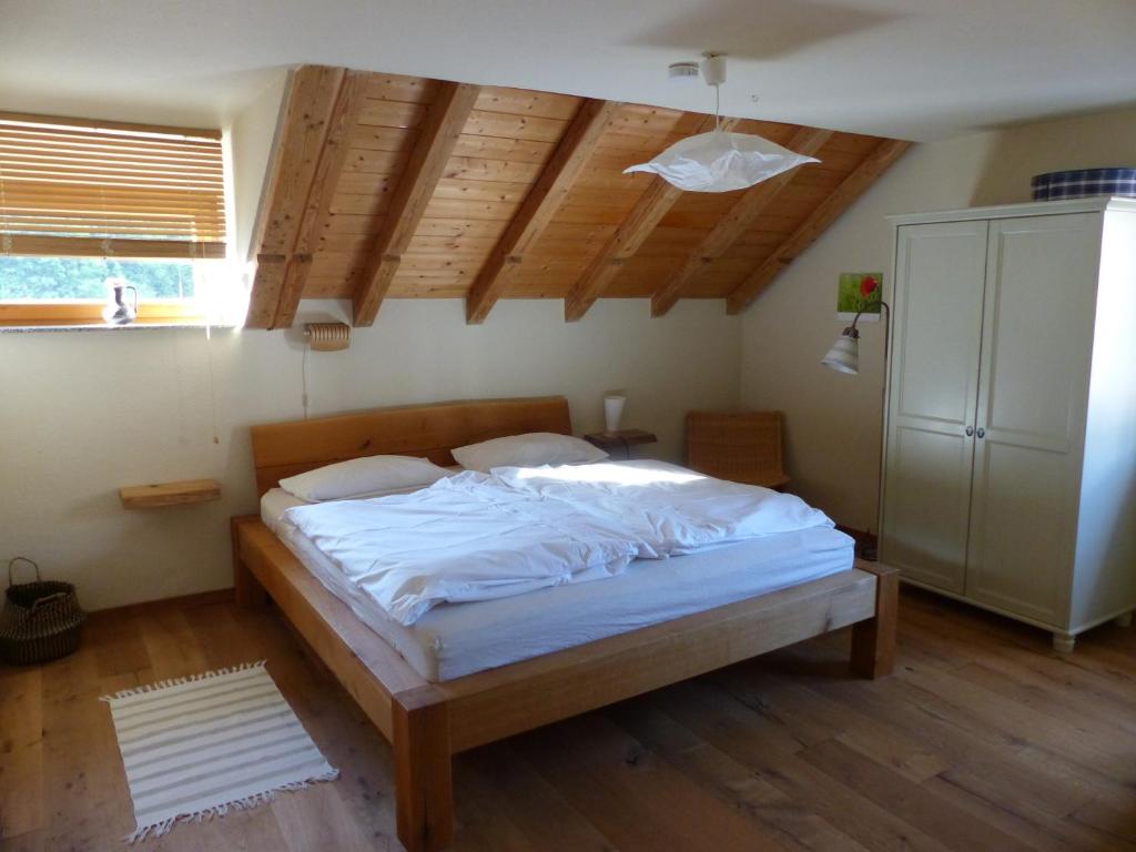 ein Schlafzimmer mit einem großen Bett mit weißer Bettwäsche in der Unterkunft Ferienwohnungen in Schönmünzach in Baiersbronn