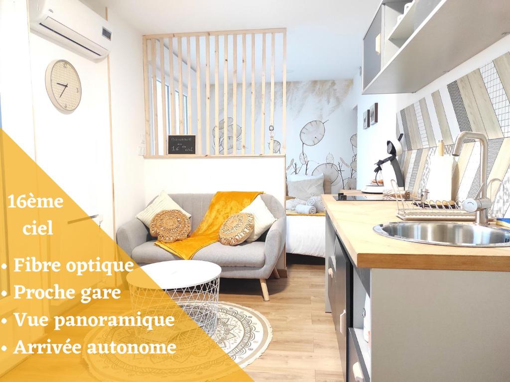 uma cozinha e uma sala de estar com um sofá em ☆ 16ème ciel ☆ Proche gare ☆ Vue panoramique ☆ Clim. em Toulouse