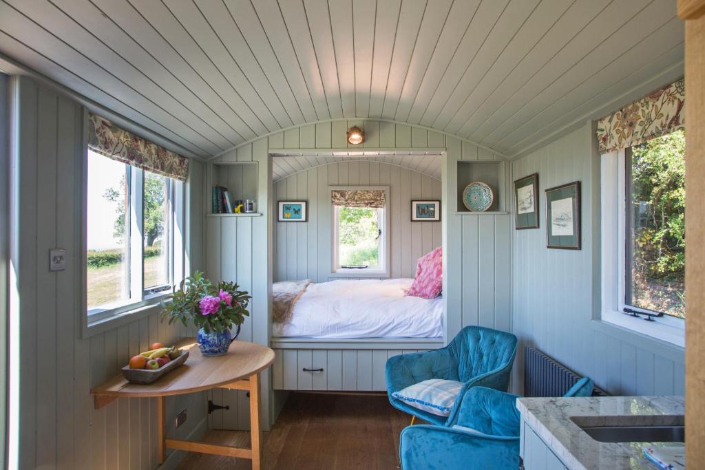 Postel nebo postele na pokoji v ubytování Little Idyll shepherds hut