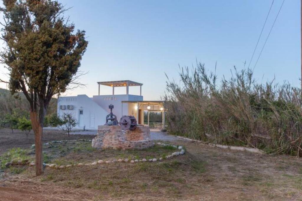 una casa con una torre sopra di Villa Galante, (croft house nearby the sea) a Naxos Chora