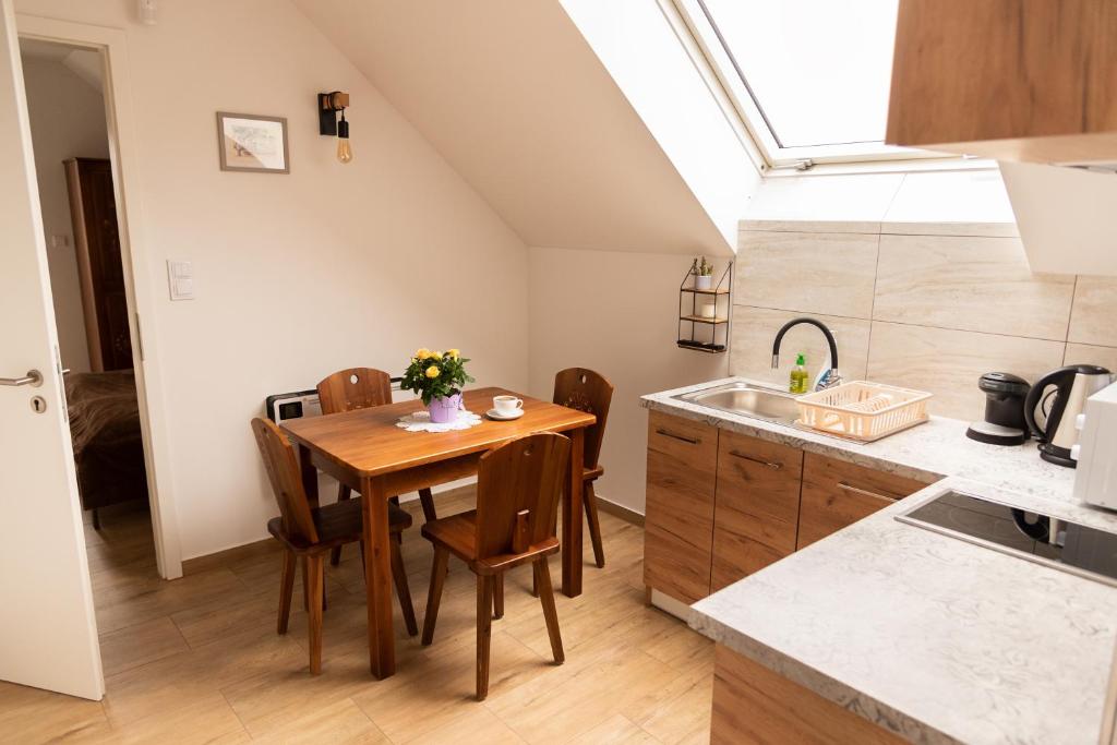 Kuchyňa alebo kuchynka v ubytovaní Apartamenty Home&Spa