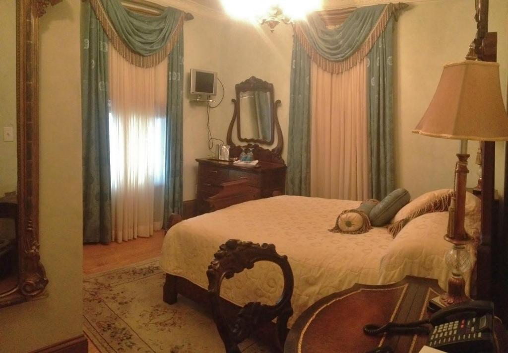 Postel nebo postele na pokoji v ubytování The Hotel Magnolia
