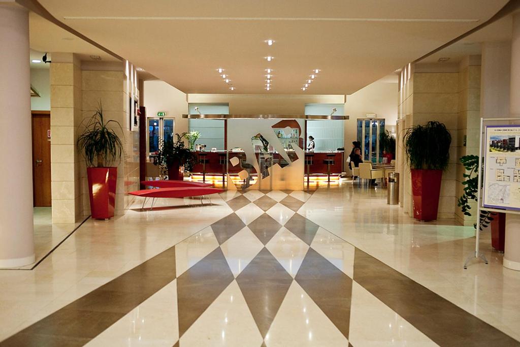 hol z doniczkami w budynku w obiekcie Hotel Rafael w Mediolanie