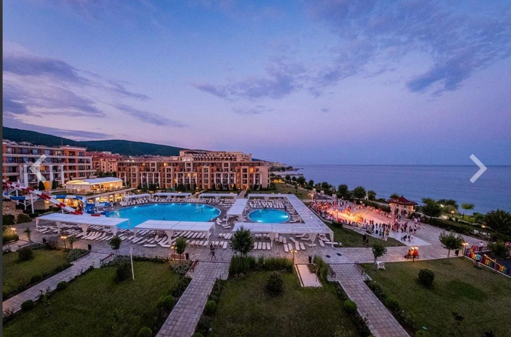 een luchtzicht op een resort met 2 zwembaden bij Private Apartment 49 in Prestige Fort Beach Hotel in Sveti Vlas