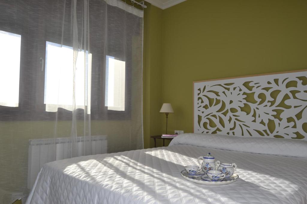 Un dormitorio con una cama con un plato. en Tordesillas, Miralduero en Tordesillas