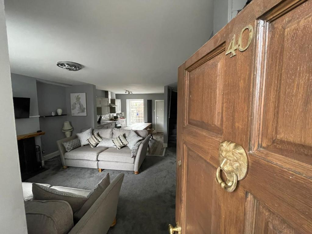 una puerta abierta a una sala de estar con sofá en The Bala House, en Bala