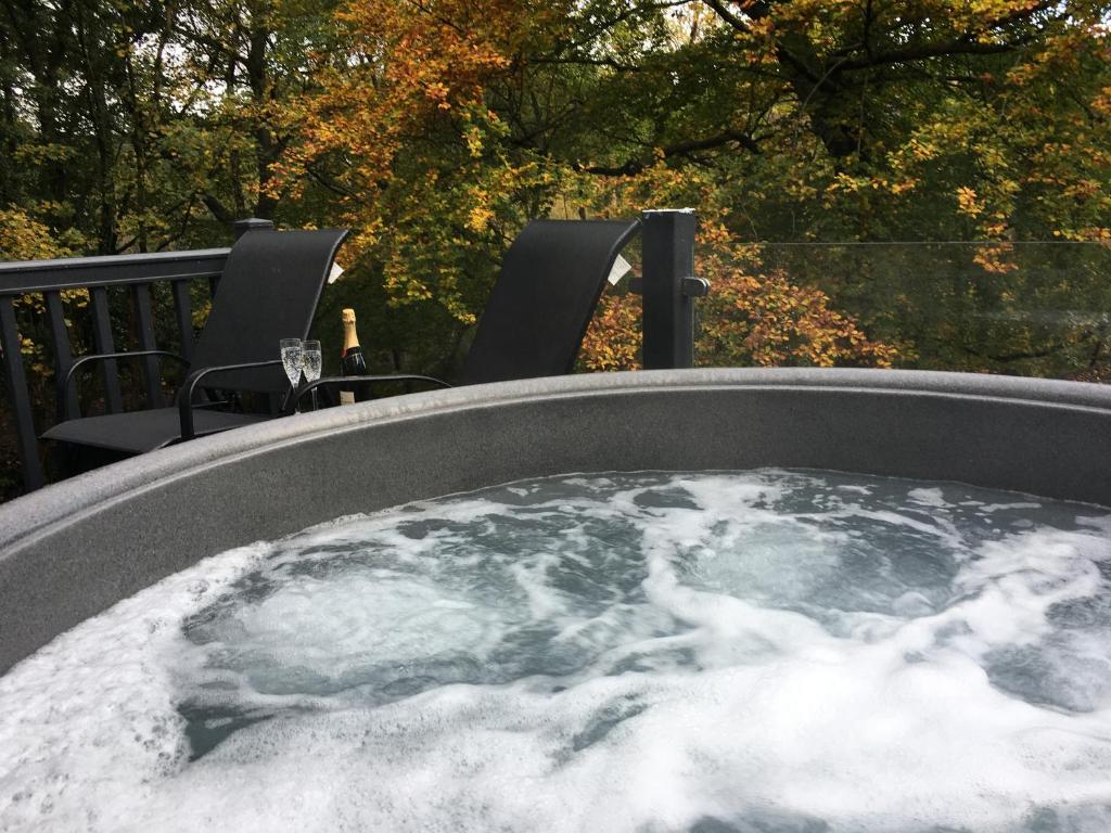 einen Whirlpool voller Schnee und eine Flasche Champagner in der Unterkunft P23 - Studio Pod with Hot Tub in Bethesda