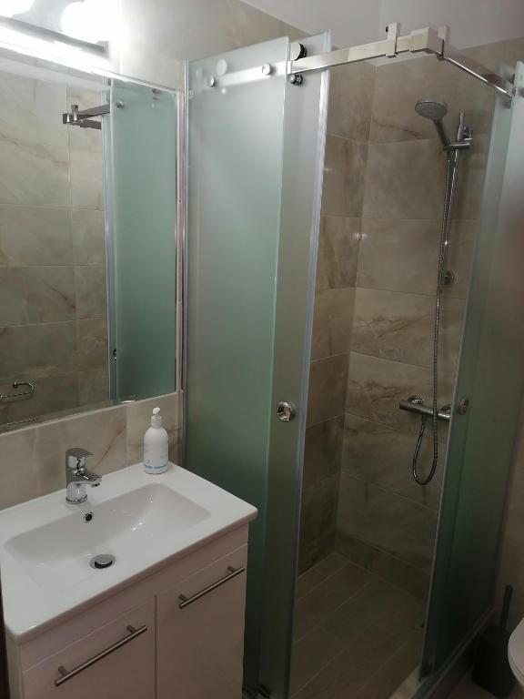 Koupelna v ubytování Porto Almira Beachfront Apartrments