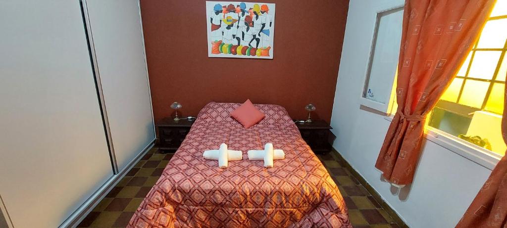 Un dormitorio con una cama con dos cruces. en Casa de La Lila en Salta