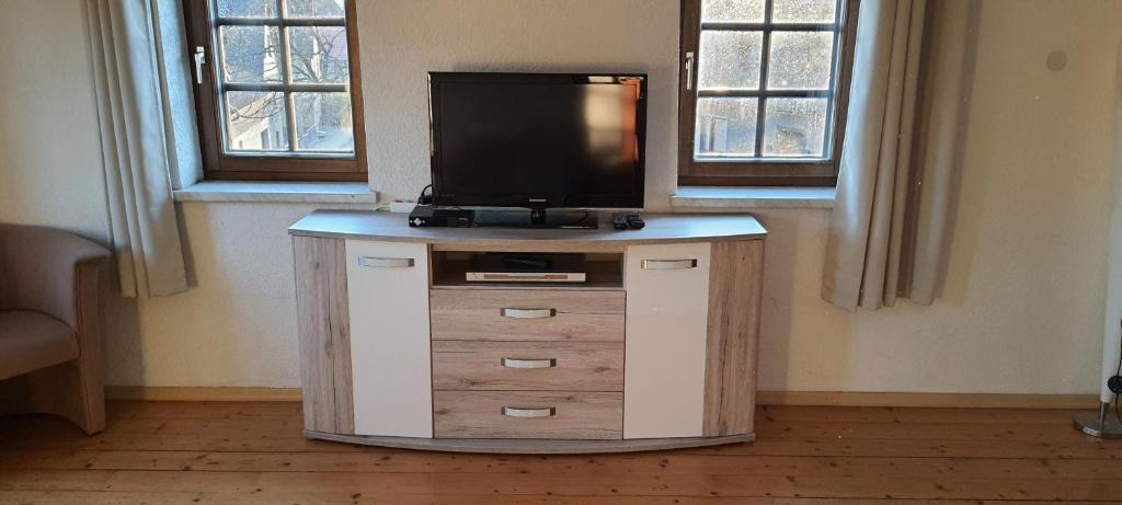 TV a/nebo společenská místnost v ubytování Ferienhaus Gesindestube Trusetal