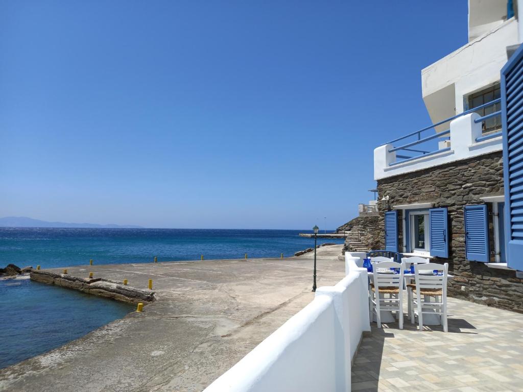 widok na ocean z balkonu domu w obiekcie Anthie's shore house w mieście Istérnia