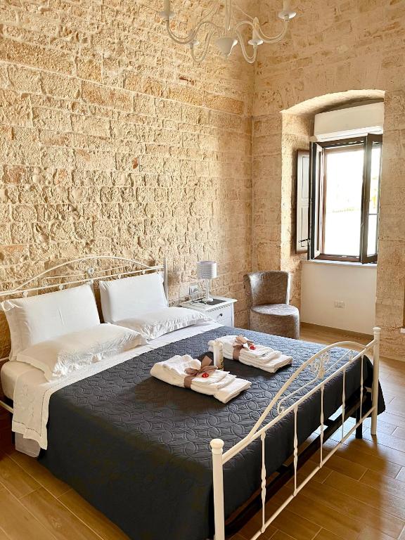 sypialnia z łóżkiem z dwoma tacami w obiekcie Nido di pietra-dimora in centro w Alberobello