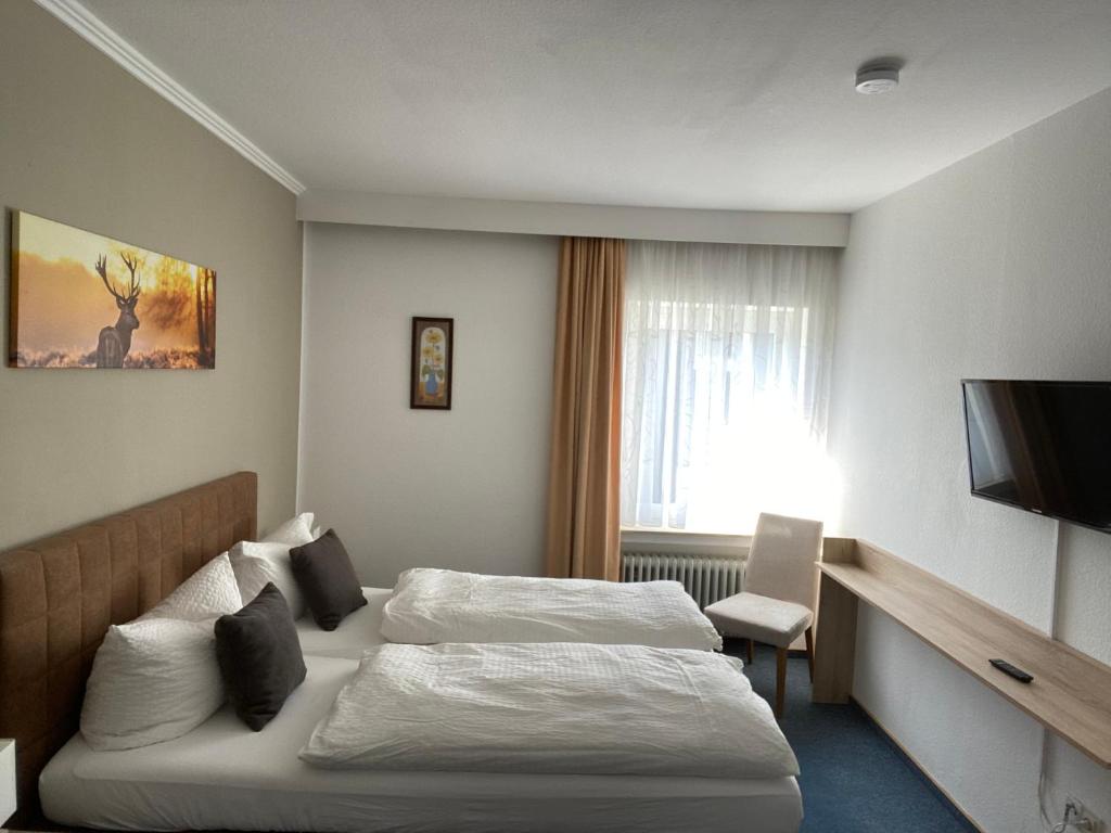 Postel nebo postele na pokoji v ubytování Sevda's Hotel Garni Weinforth
