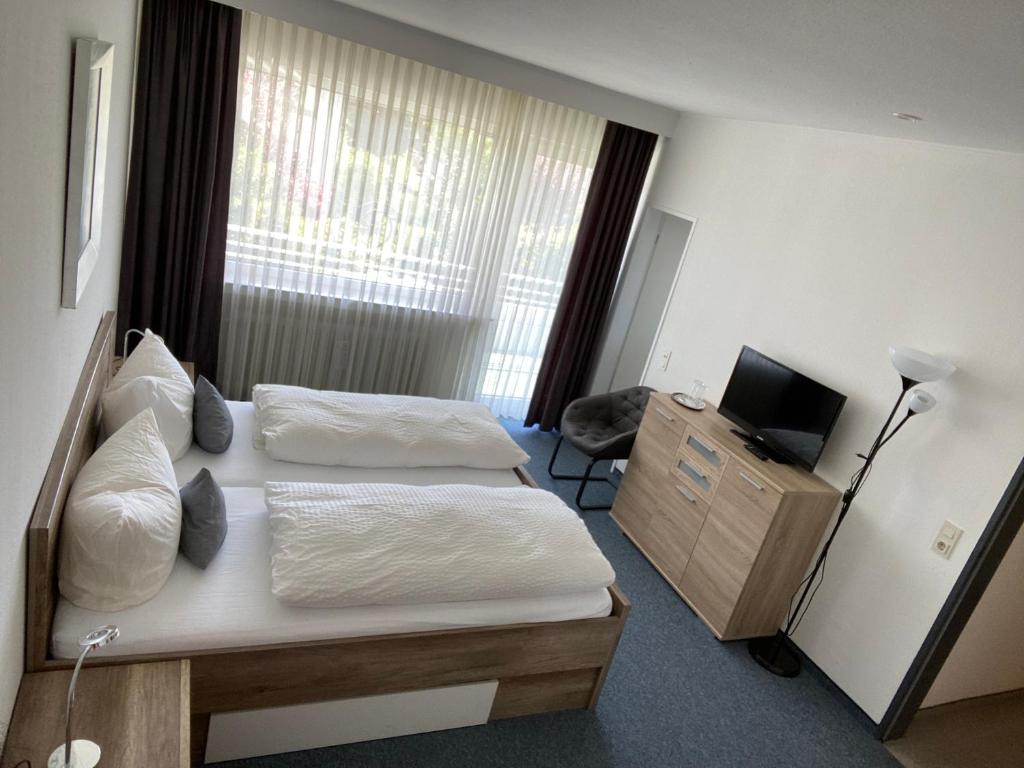 Postel nebo postele na pokoji v ubytování Sevda's Hotel Garni Weinforth