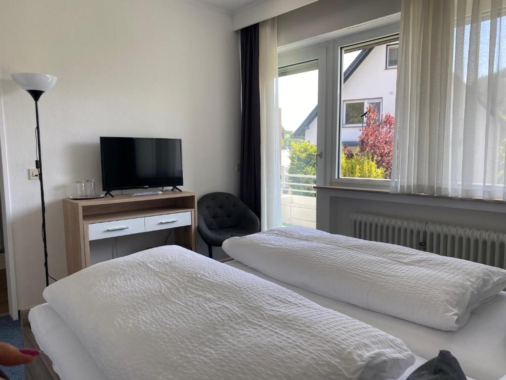 Postel nebo postele na pokoji v ubytování Sevda's Hotel Garni Weinforth