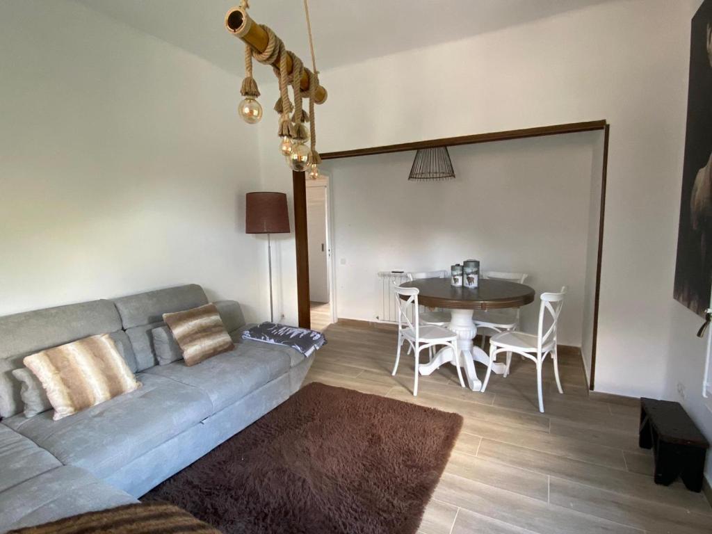 ein Wohnzimmer mit einem Sofa und einem Tisch in der Unterkunft Racó del Pirineu in El Pont de Suert