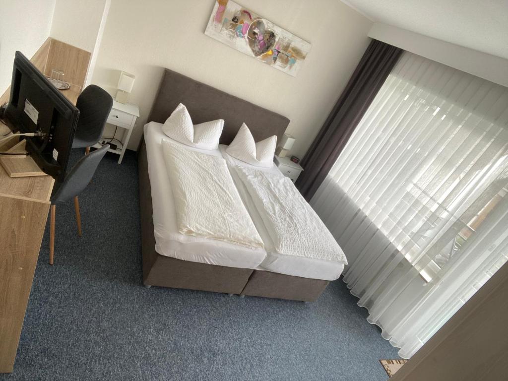 Postel nebo postele na pokoji v ubytování Sevda's Hotel Garni Weinforth