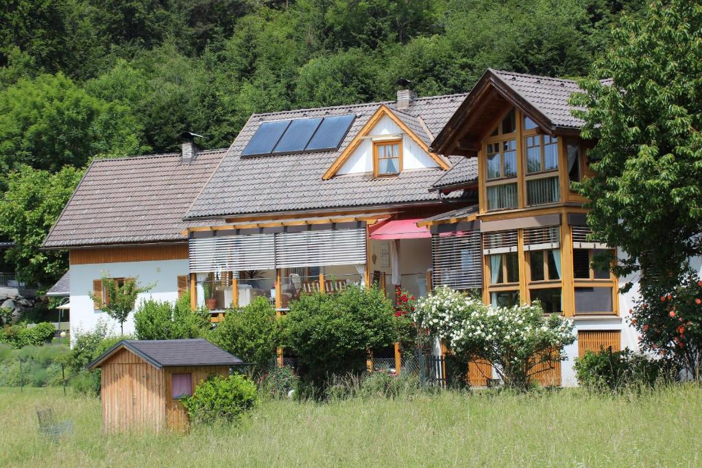 une grande maison avec des panneaux solaires sur son toit dans l'établissement Ferienhaus Familie Zimmermann, à Keutschach am See