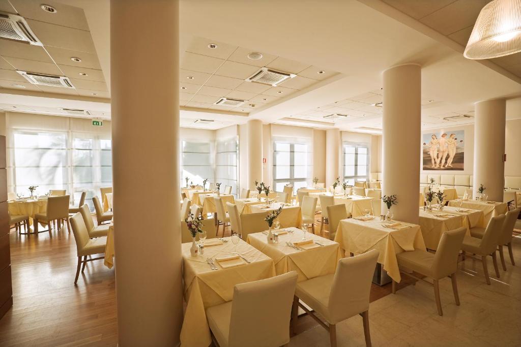 jadalnia ze stołami i krzesłami w budynku w obiekcie Hotel Rafael w Mediolanie