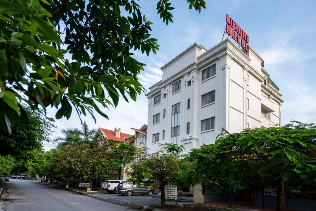 un edificio blanco con un cartel encima en LUXURY HOTEL, en Ha Long