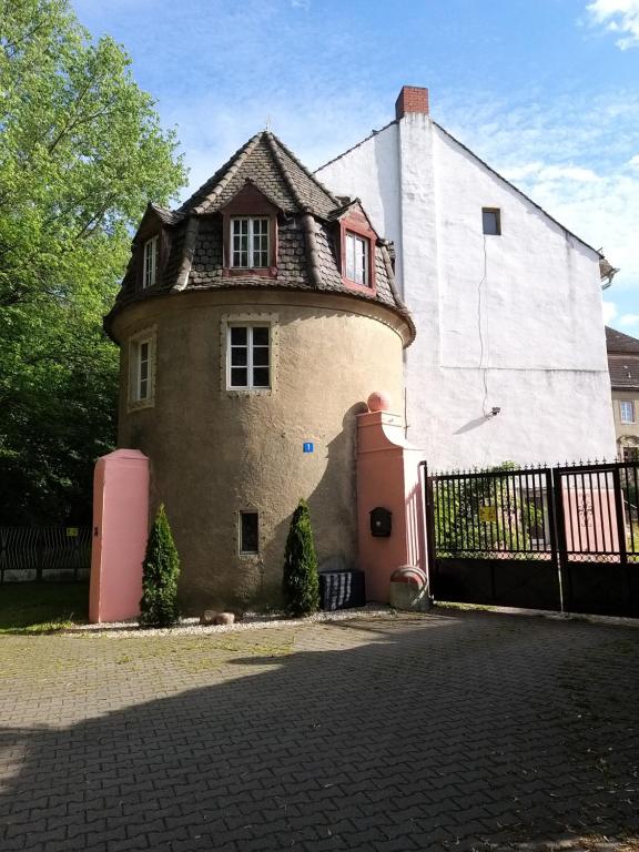 een oud huis met een dak erop bij Schloss Kobershain in Schildau