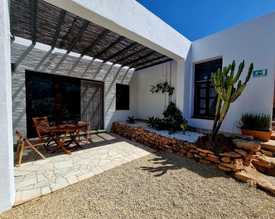 eine Terrasse eines Hauses mit einem Tisch und einem Stuhl in der Unterkunft Casa Biank in Rodalquilar