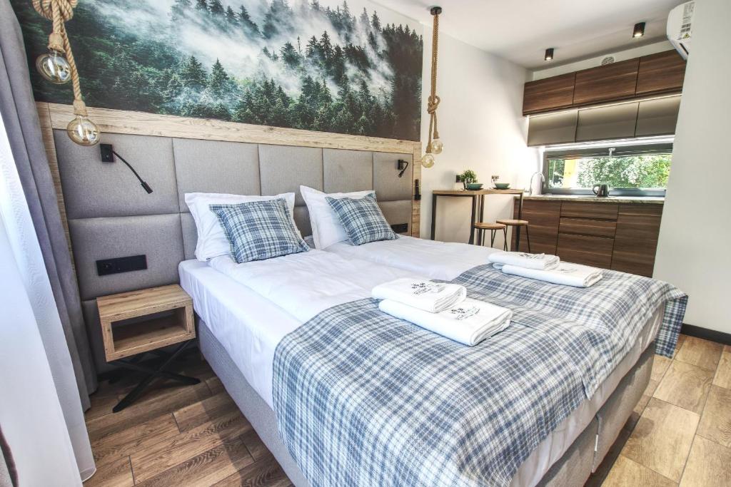 una camera da letto con un letto e due asciugamani di Skansen Forest a Liszki