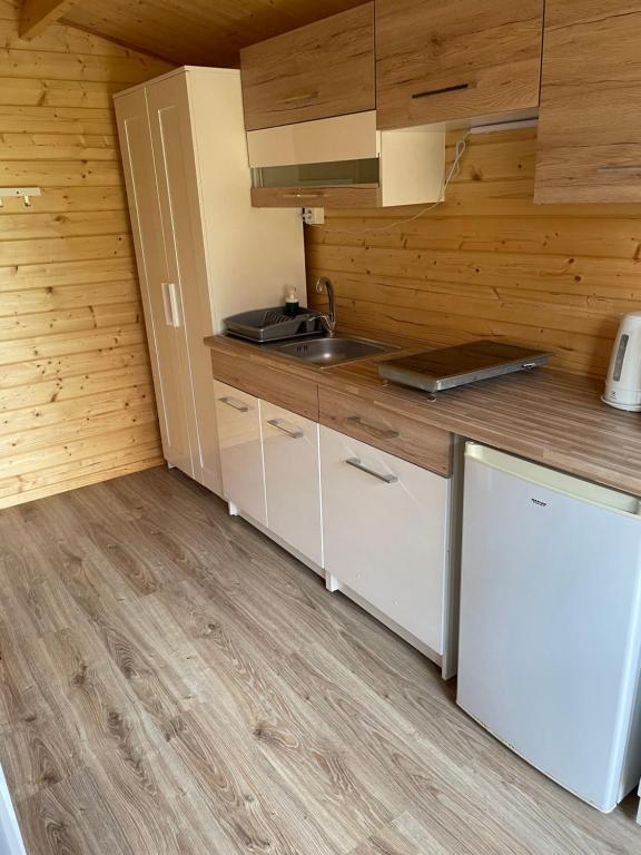 Kuchyň nebo kuchyňský kout v ubytování Domki i pokoje "ZIELONA PRZYSTAŃ"