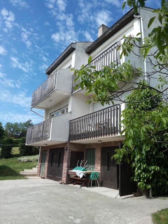 budynek z balkonami po jego stronie w obiekcie Panoráma Pihenőház w mieście Balatonalmádi