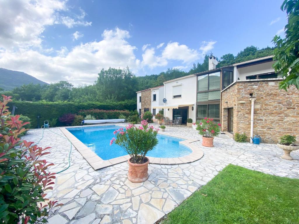 Les Plans的住宿－Villa "les vacances"，庭院中带游泳池的房子