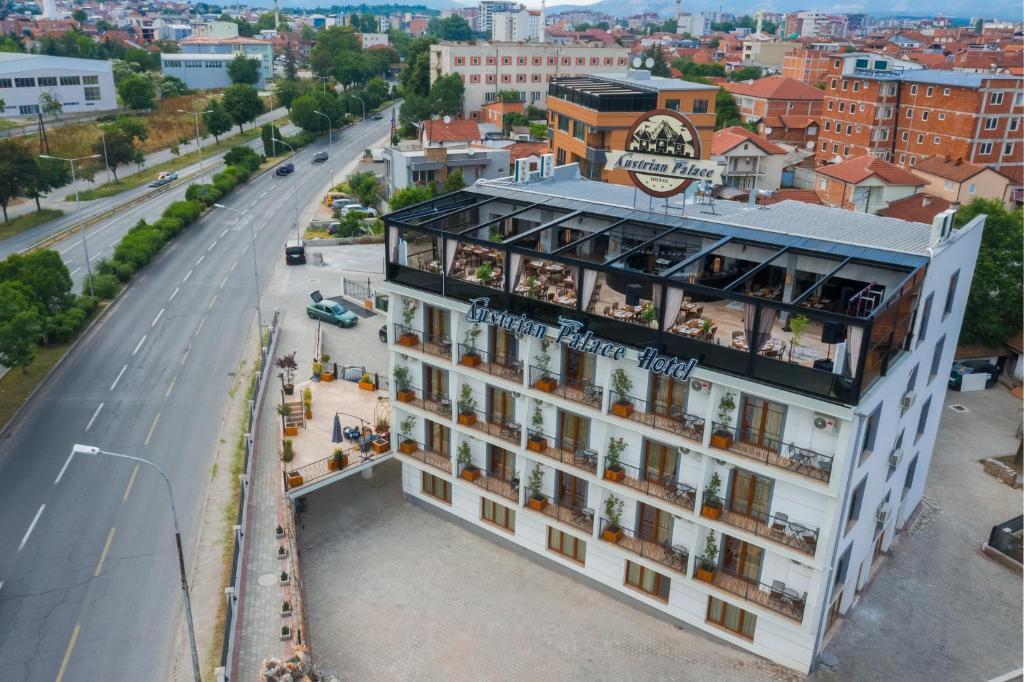 widok z powietrza na hotel przy ulicy miejskiej w obiekcie Austrian Palace Hotel w mieście Skopje