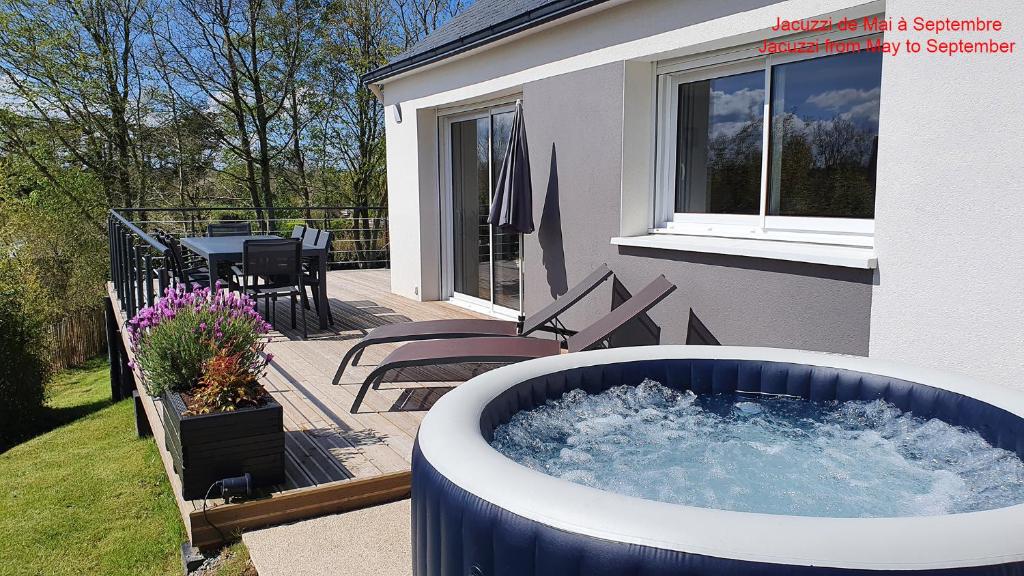 Saint-Jean-du-Doigt的住宿－Gîte des Hauts de Saint Jean，房屋外的大型热水浴池