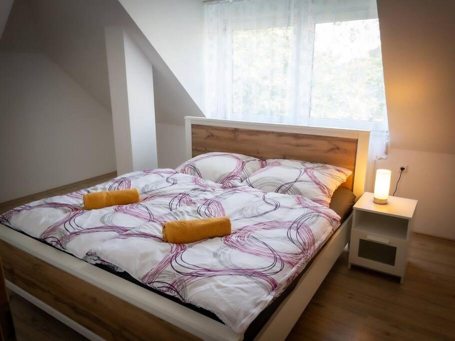 un letto con due cuscini sopra in una camera da letto di Lovely 2 bedroom apartment Lemon Grass in Central Lindau a Lindau