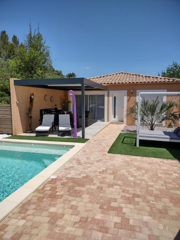 une villa avec piscine et une maison dans l'établissement Petit Rêve des Corbières, à Durban-Corbières