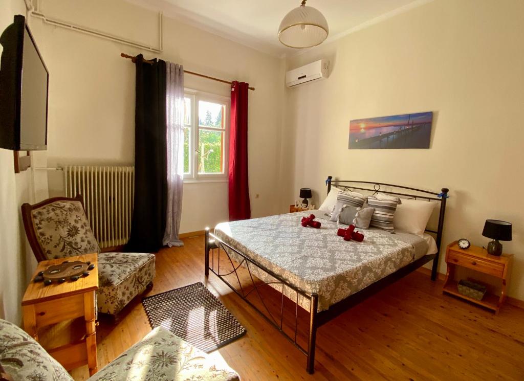 una camera con letto, divano e sedia di Montsenigos Garden Apartment a Gouviá