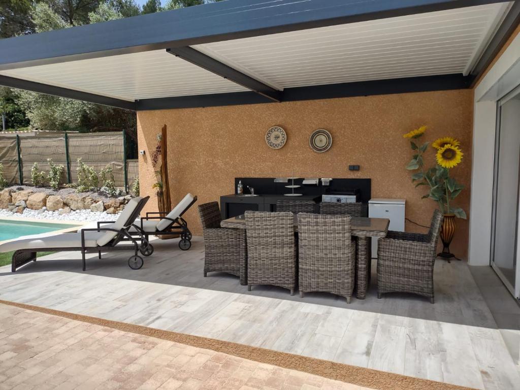 Het zwembad bij of vlak bij Petit Rêve des Corbières