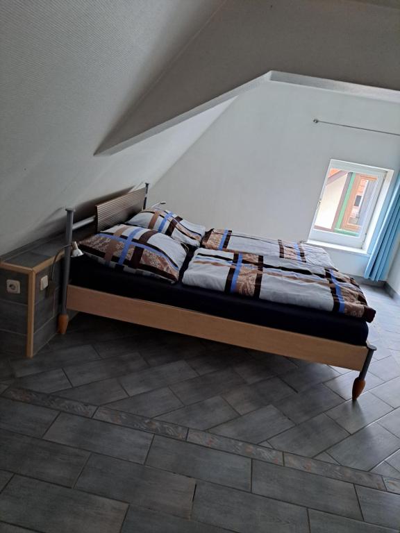 Postel nebo postele na pokoji v ubytování Ferienhaus Gesindestube Trusetal