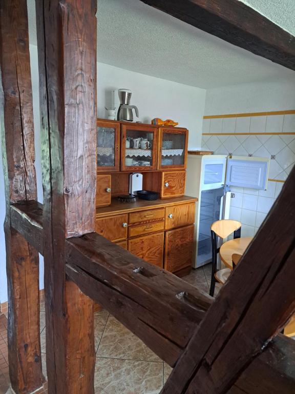 Kuchyň nebo kuchyňský kout v ubytování Ferienhaus Gesindestube Trusetal