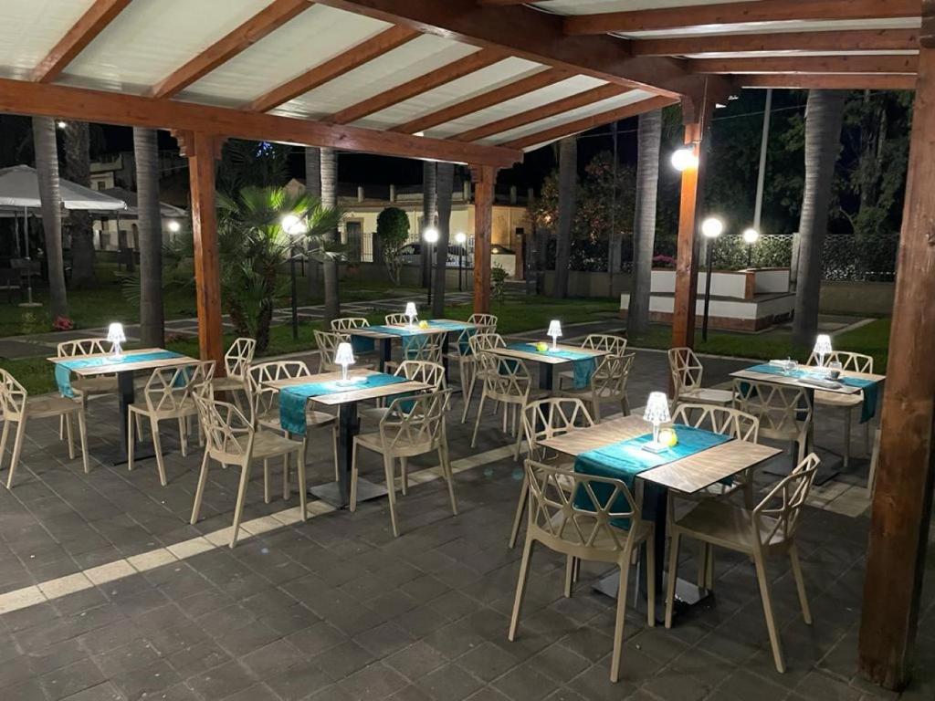 Restauracja lub miejsce do jedzenia w obiekcie Oasi Park Hotel