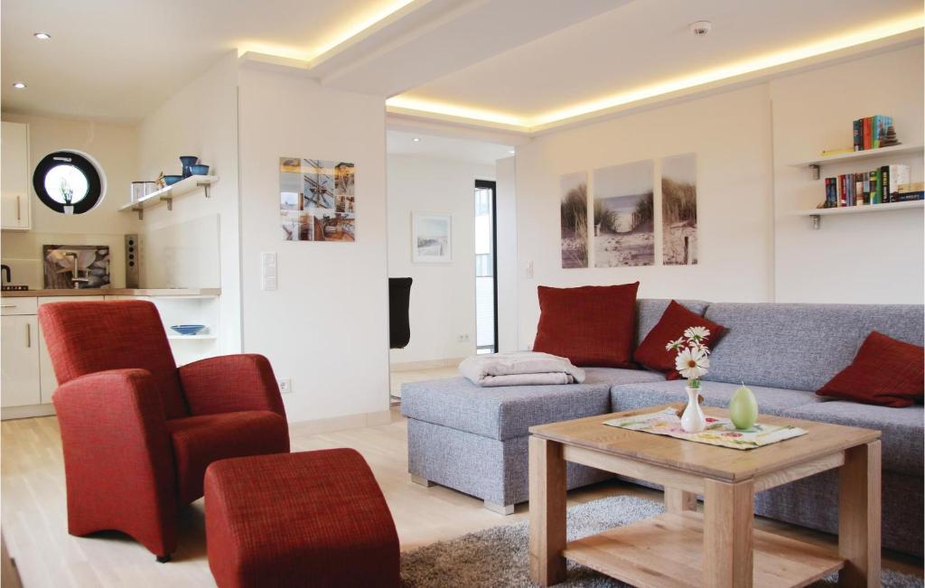 ein Wohnzimmer mit einem Sofa und einem Tisch in der Unterkunft Garden Suite in Binz