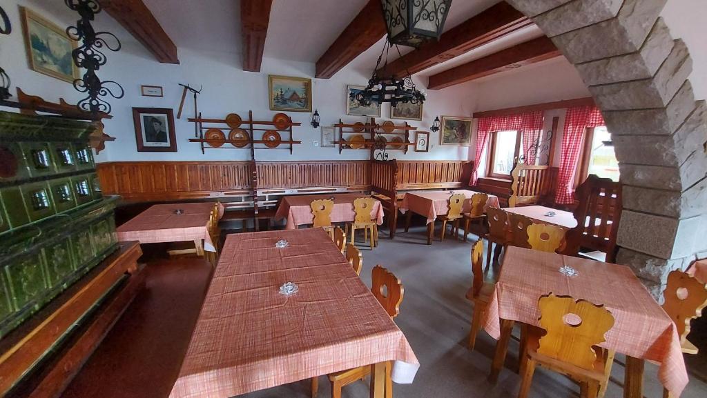 einen Blick über ein Restaurant mit Tischen und Stühlen in der Unterkunft Tičarjev Dom at Vrsic pass in Soča