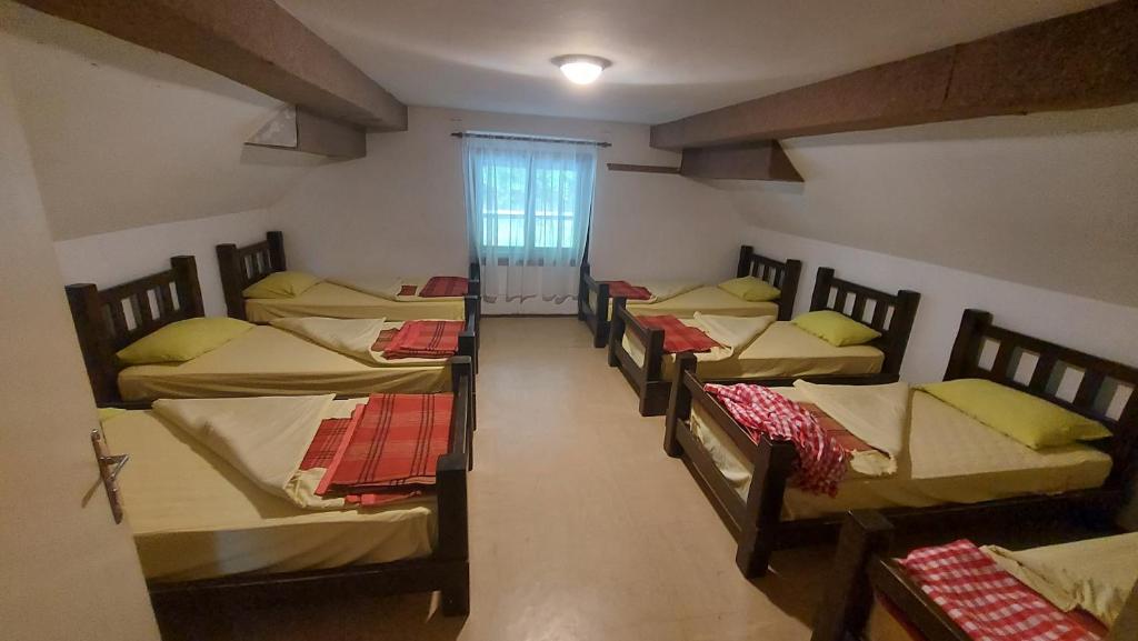 Postel nebo postele na pokoji v ubytování Tičarjev Dom at Vrsic pass