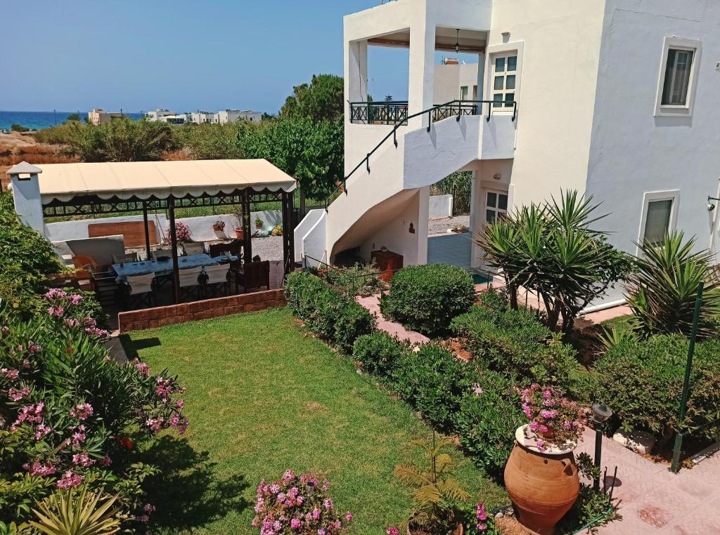 Vonkajšia záhrada v ubytovaní Marina Villa