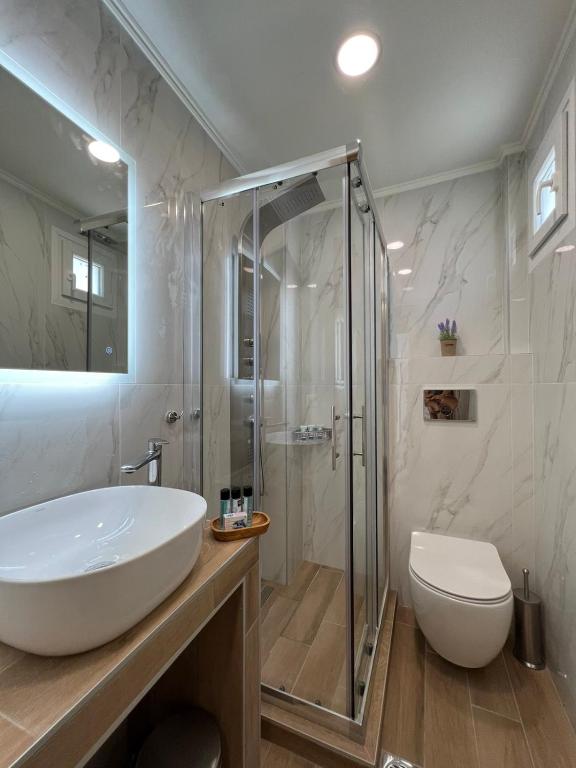 Wide Blue Luxury Boutique Suites - 6