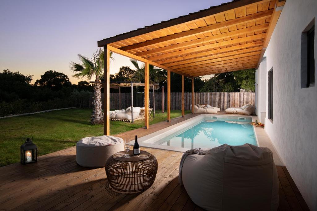 Basen w obiekcie Andresita`s Palace State-of-the-art Tropical Villa lub w pobliżu